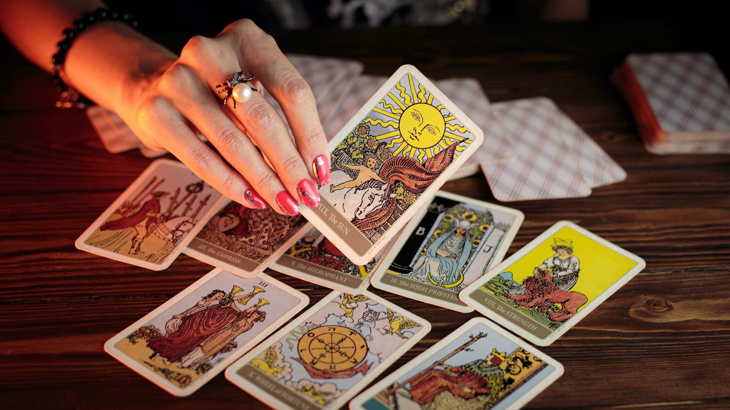 Plongez dans l'univers mystique : Découvrez les Secrets d'un Jeu de Tarot